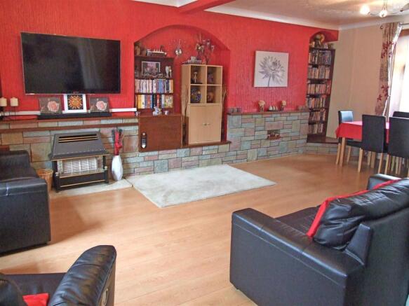 LOUNGE/DINER