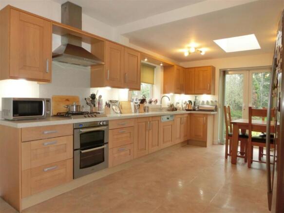 SUPERB EXTENDED KITCHEN DINER