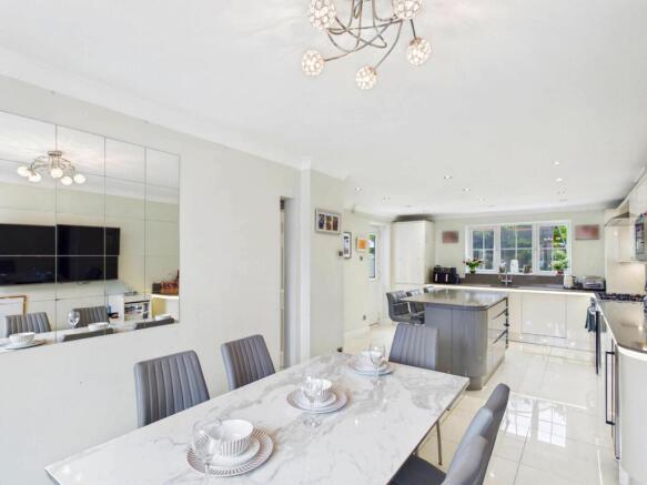 4 bed Detached for sale Image 9