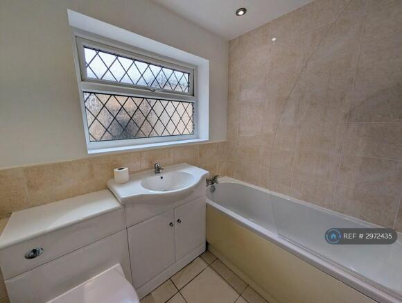 3 bed Semi-Detached to rent Image 7