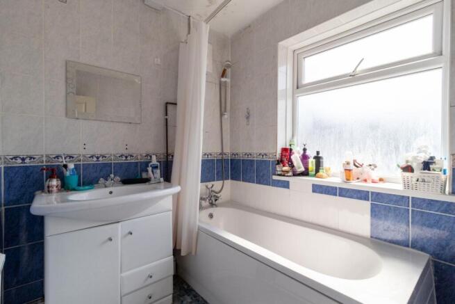 4 bed House to rent Image 9