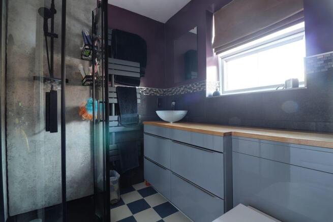 Ensuite to Bed 1