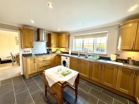 KITCHEN/BREAKFAST ROOM