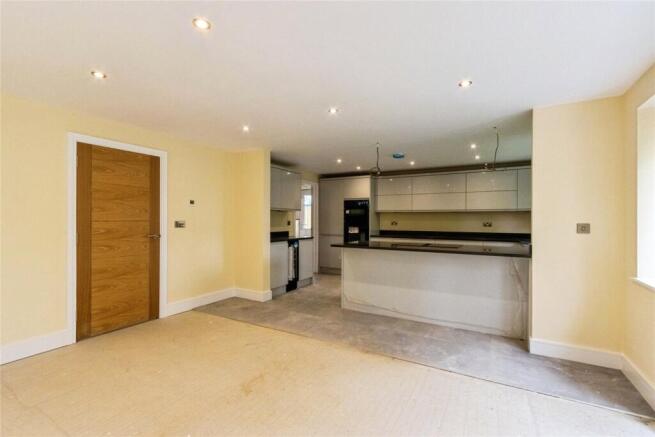 6 bed Detached for sale Image 9