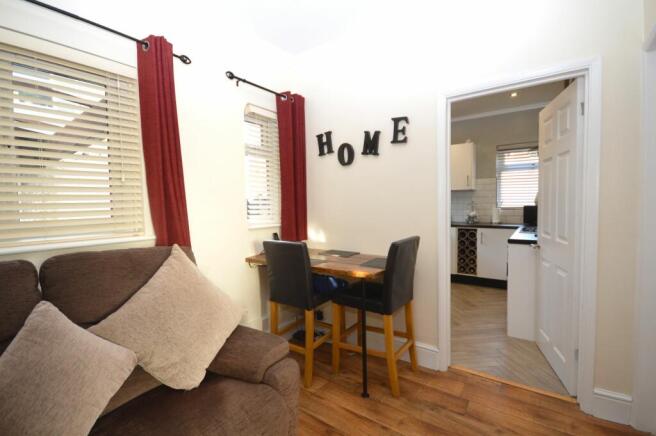 LOUNGE/DINING AREA