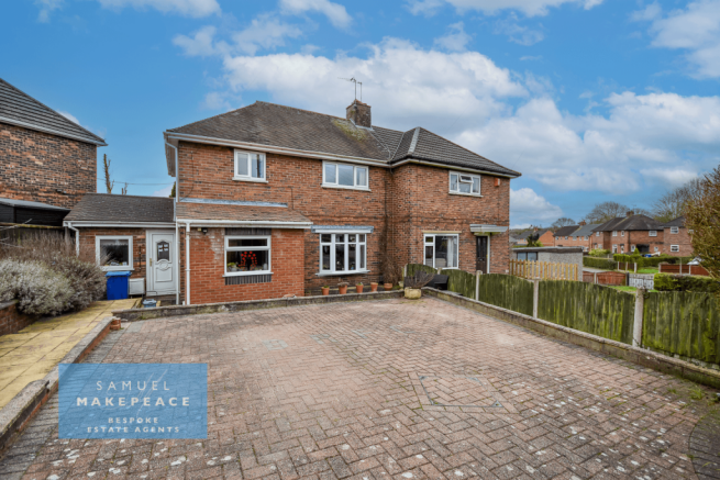 Three Bedroom Semi Detached Property Offering Lar