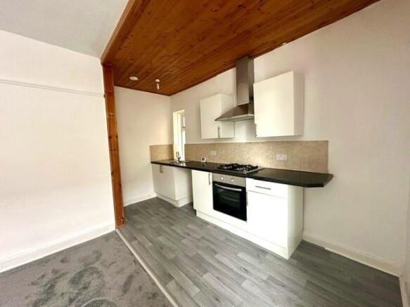 2 bed Terraced to rent Image 4