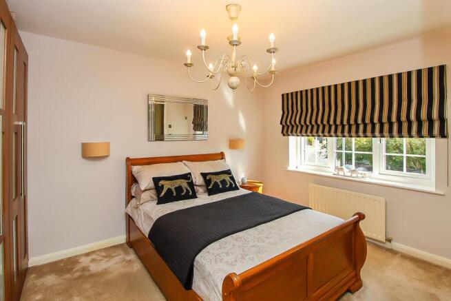4 bed Detached for sale Image 9