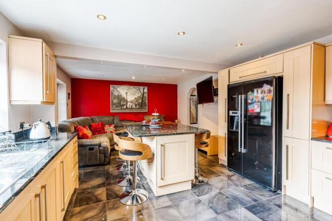 6 bed Detached for sale Image 9