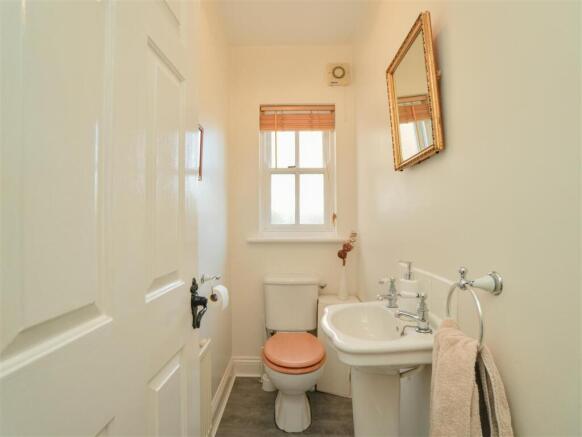 5 bed Detached for sale Image 12