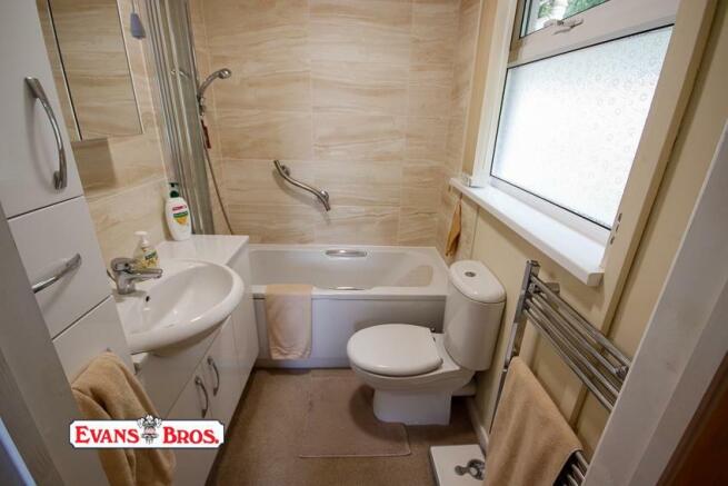 EN SUITE BATHROOM