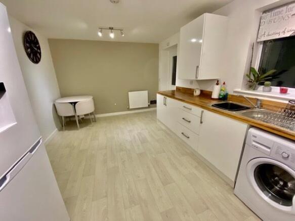 Kitchen 3 (002).jpg