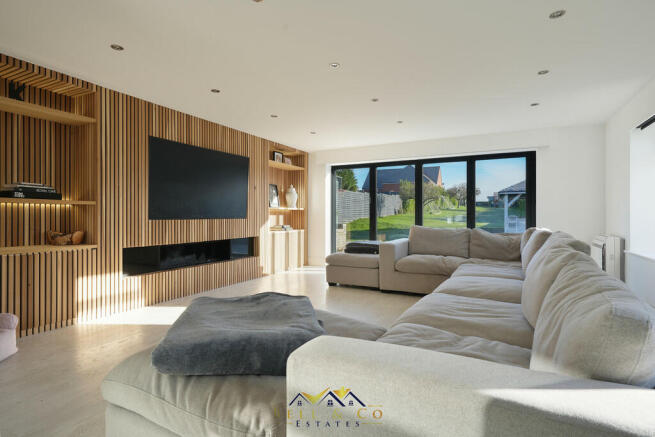 5 bed Detached for sale Image 3