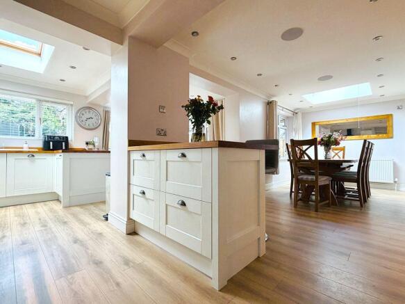 5 bed Semi-Detached for sale Image 8