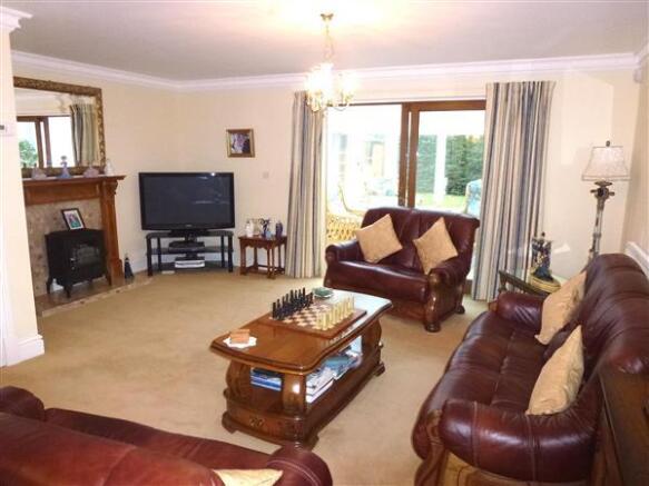 OPEN PLAN LOUNGE AND DINING ROOM