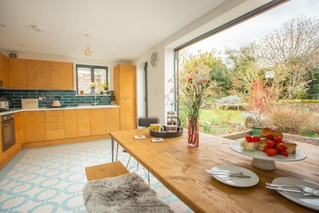 Open plan kitchen/di