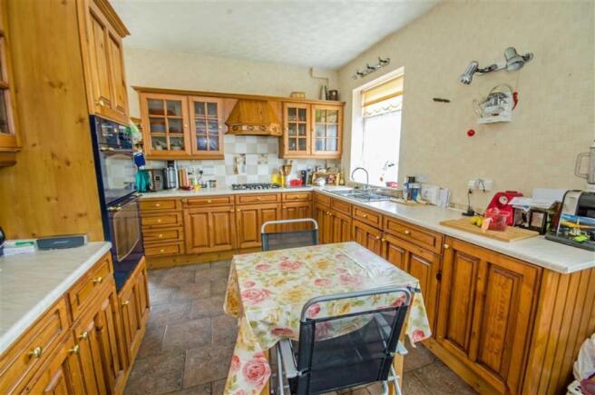 KITCHEN / BREAKFAST 
