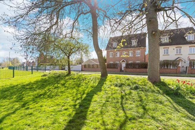 5 bed Detached for sale Image 8