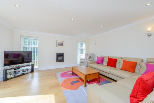 8381873-interior27.jpg