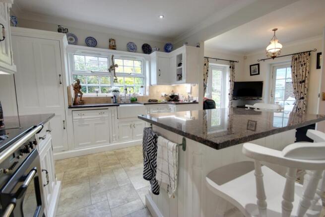 4 bed Detached for sale Image 10