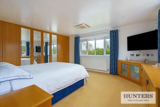 5 bed Detached for sale Image 7