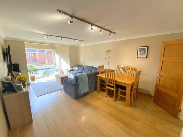 Lounge/Dining Room 