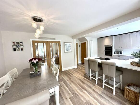KITCHEN/DINING ROOM