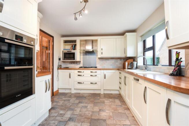 Kitchen 2.jpg