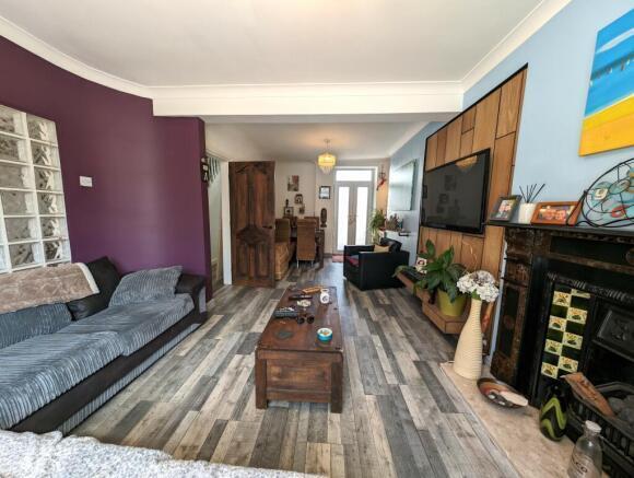 OPEN PLAN LOUNGE & DINING AREA