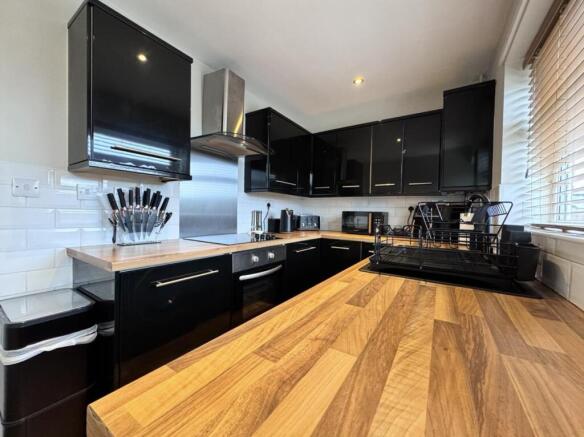 2 bed Semi-Detached to rent Image 3