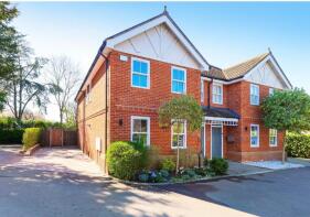 1, Warrens End, Addlestone KT15 1FL