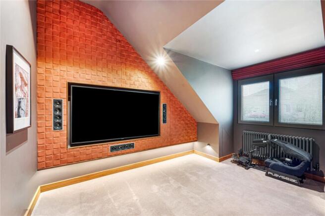5 bed Detached for sale Image 11
