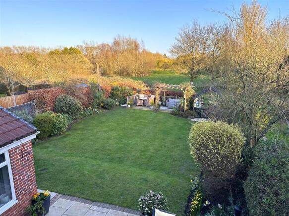 South Facing Garden & Unspoiled Outlook 872