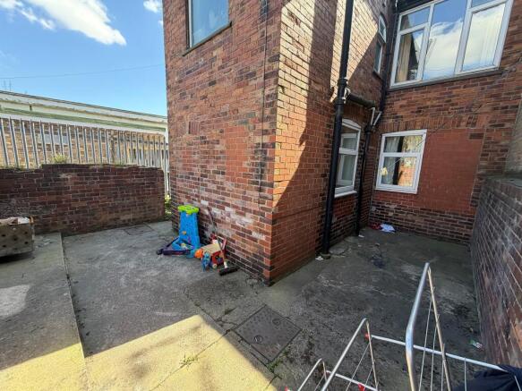 4 bed Ground Flat for sale Image 7