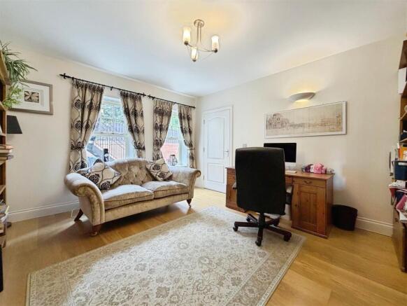 5 bed Detached for sale Image 9
