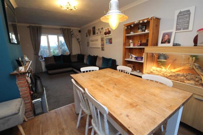 LIVING / DINING ROOM