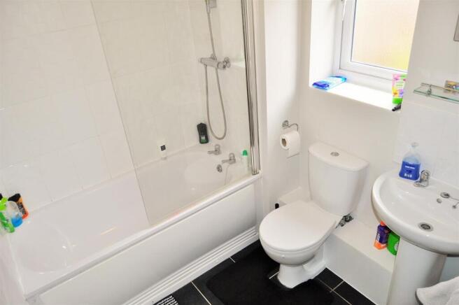 Batsman Close, 8, Bathroom.JPG