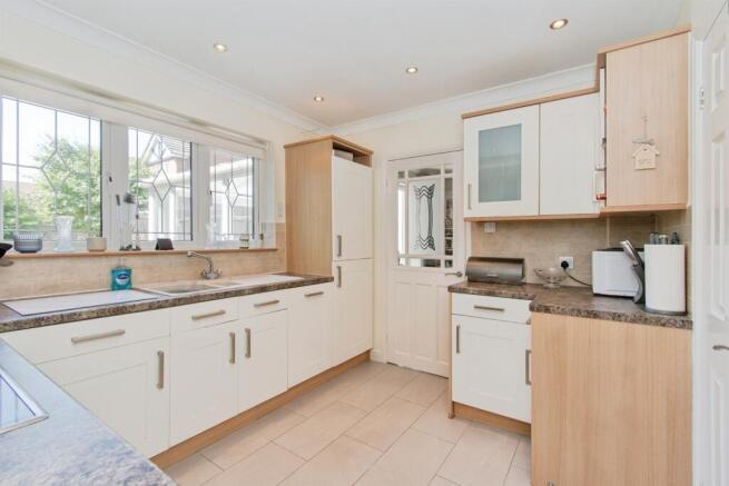 4 bed Detached for sale Image 8