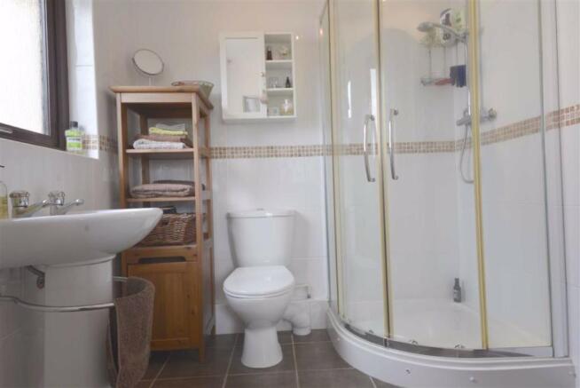 EN-SUITE SHOWER ROOM