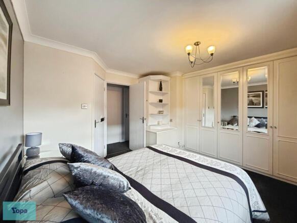 6 bed Detached for sale Image 9
