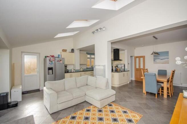 Family room pic 4.jpg