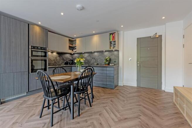 2 bed Flat for sale Image 5