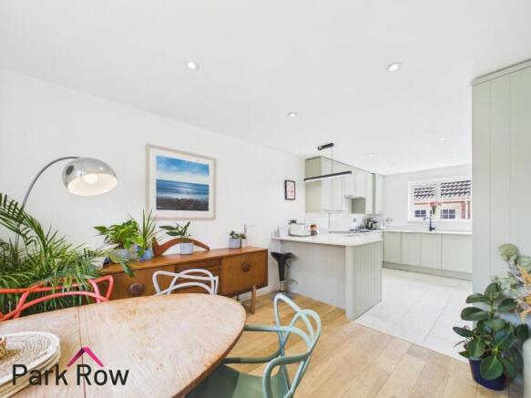 KITCHEN/DINING ROOM