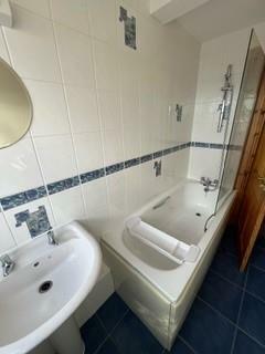 Bathroom 2.jpg