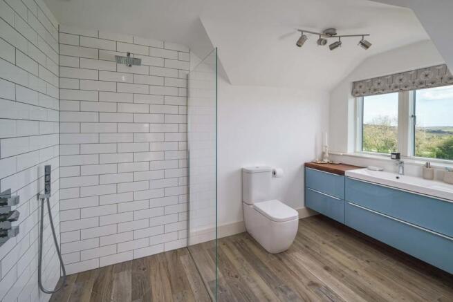 Ensuite to Bedroo...