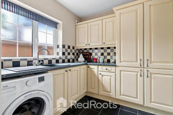 4 bed Detached for sale Image 8