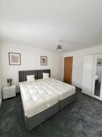 Large bedroom.jpeg
