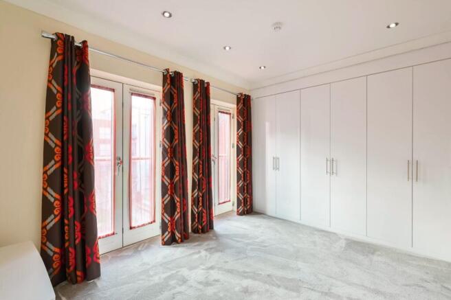 4 bed Town House for sale Image 8