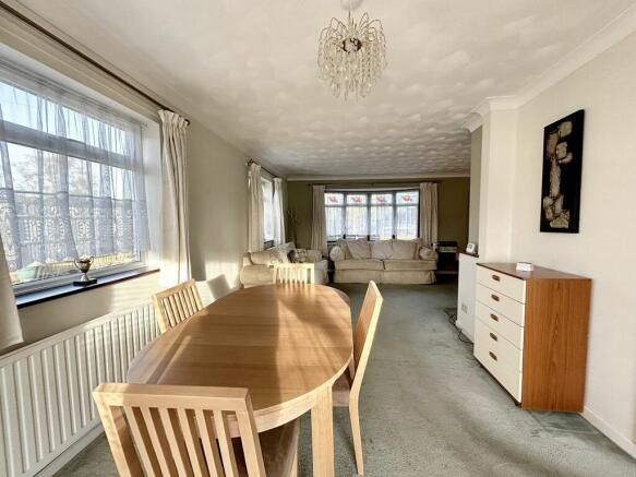 LOUNGE/DINING ROOM