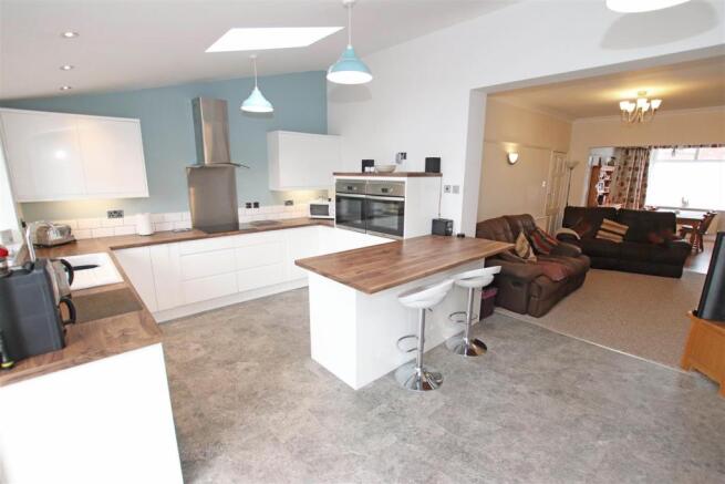 EXTENDED FITTED KITCHEN / BREAKFAST ROOM